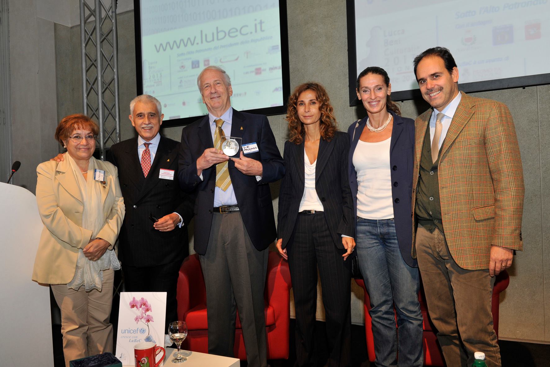from left, Antonia Recchia, Secretary-general of the Ministry of National Heritage and Culture and Tourism; Gaetano Scognamiglio, President of Promo PA Fondazione; David Packard; Francesca Velani, vice-president of Promo P.A. Fondazione; Cristina Scaletti, Councillor in charge of Culture and Tourism for Tuscany; Andrea Marcucci, President of the Senate Committee for Culture