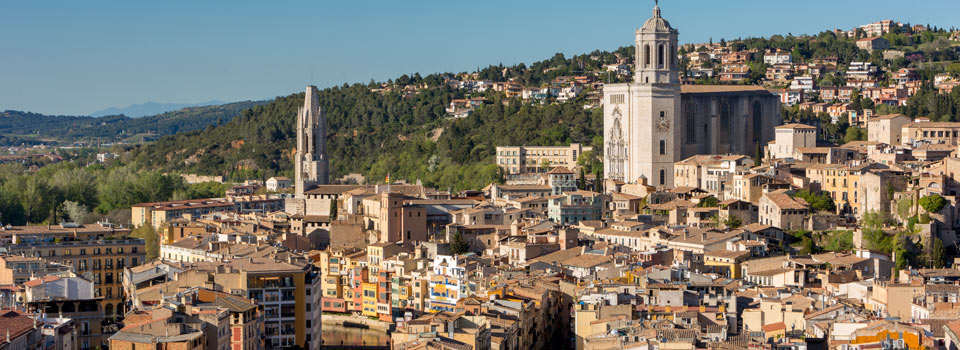 Girona is one of the cities with the most personality in Catalonia. Wandering Girona's ancient streets is a continuous journey of discovery around its hidden corners, both large and small.