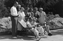 img . “Family vacation at the Baltic Sea, Germany 1930s”, Wilhelm Zwez © United Achives, In Copyright, via Europeana