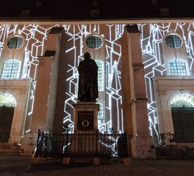 12.08.2017 / Genius Loci Weimar / Stadtkirche St. Peter und Paul (Herderkirche) / "MIRROR" Visuals: Kento Tomiyoshi, Musik: Makoto Shozu / Foto: Henry Sowinski