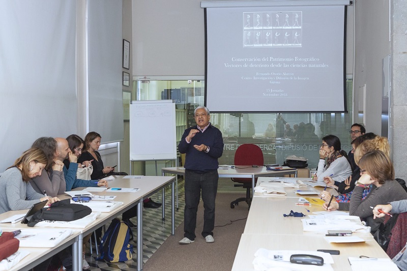 15es Jornades Imatge i Recerca. Taller "Quan es disparen les alarmes. 5 aspectes crítics per la conservació de la fotografia" a càrrec del conservador de fotografia Fernando Osorio.